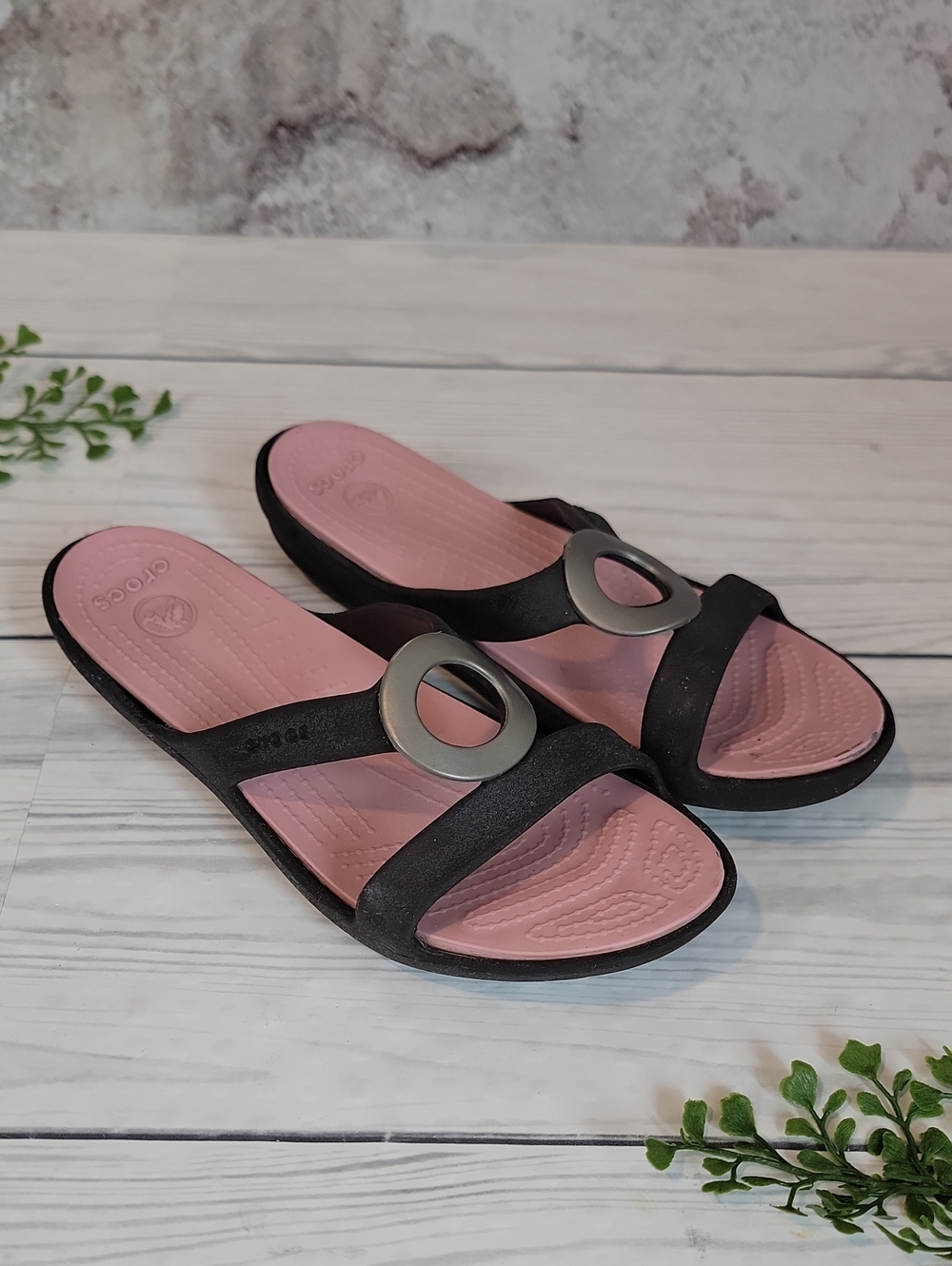 Crocs Sanrah Matte Circle Slide Sandals - Espresso & Petal Pink Colorway WSize 6